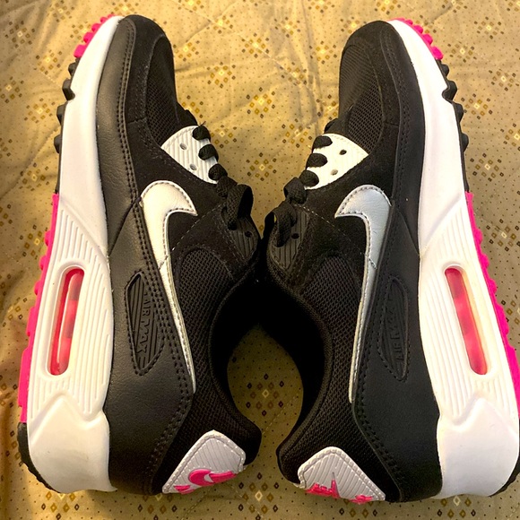 Nike Shoes - NIKE 🔥🛍️ AIR MAX WOMEN’S sz 8 SNEAKER 👟 BLACK, white, & HOT PINK 🔥SALE!!